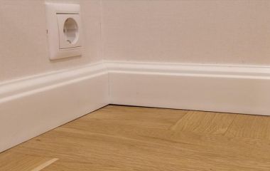 Как заделать щели между полом и плинтусом без демонтажа?