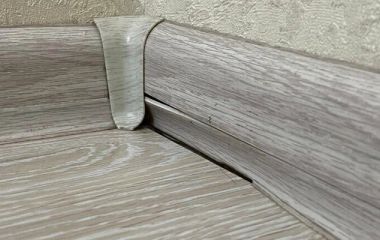 Почему отклеиваются плинтуса и как это исправить